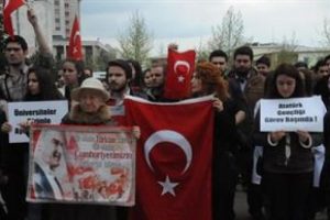 Öğrencilerden Atatürk ve bayrağın kaldırılmasına tepki