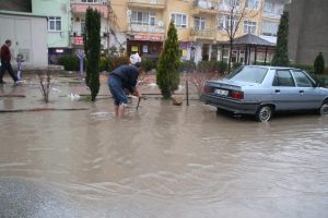 Nisan yağmurları hayatı felç etti