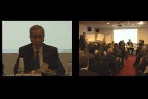 Arınç'a Paris'te protesto