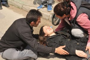 Çarptığı liseli kızın başucunda gözyaşı döktü
