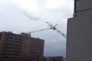 Vinç apartmanın üzerine devrildi!