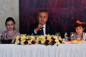 Arınç kanal yöneticilerinden ne istedi?