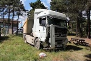 Lastiği patlayan kamyon dehşet saçtı!