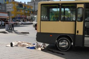 Yolun karşısına geçmek isterken öldü