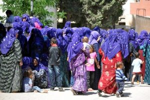 30 TL için saatlerce sıcakta bekliyorlar