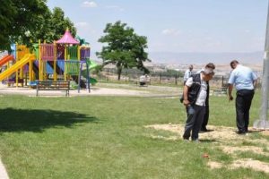 Annesiyle ilişkisi olduğunu iddia ettiği kişiye parkta 3 kurşun