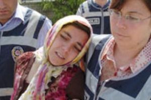 Halıya işeyen oğlunu öldürdü