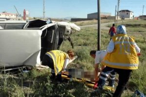 Otomobil elektrik direğine çarptı