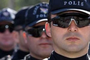 Polis memuru evinde ölü bulundu
