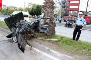 İkiye bölünen araçtan yara almadan çıktı