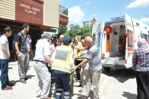 Camları silerken 3. kattan düştü