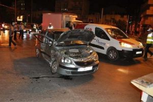 Kırmızı ışıkta geçti, iki otomobile çarptı