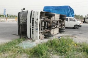 İşçi servisi devrildi:5 yaralı