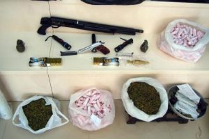 Zehir tacirinin evinde esrarla birlikte cephane çıktı
