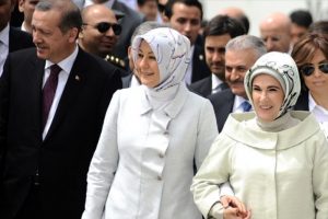 First Lady'ler tören alanına kol kola geldi