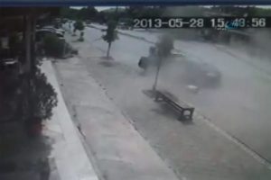 Kontrolden çıkan araç böyle durabildi