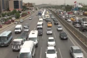 Servisçiler trafik yavaşlatma eylemi yaptı