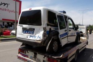 Polis aracına minibüs çarptı