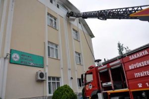 Kız öğrenci yurdunda yangın paniği