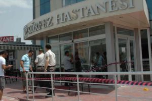 Hastane önünde silahlı kavga