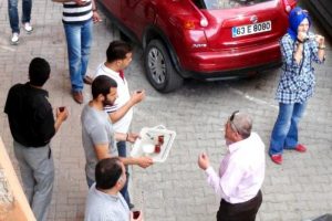 Dün binaya çıktı bugün bıçakla kendisine zarar verdi