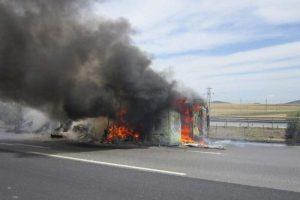 Kaza yapan TIR alev alev yandı
