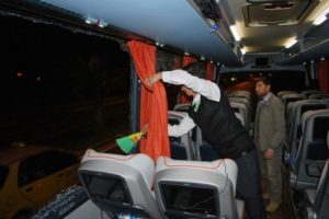 Galatasaray'ın otobüsüne taşlı saldırı
