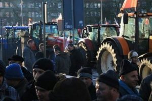 Polonyalı çiftçiler yol kapattı