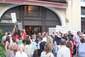 Sanatseverden yeni yasa protestosu