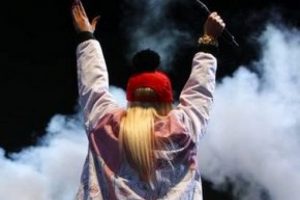Rita Ora kıyafetiyle şaşırttı