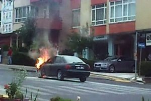 Otomobil alev alev yandı