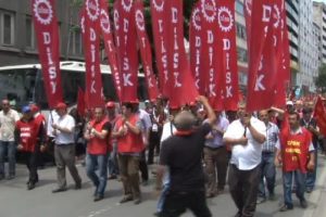 Binlerce kişi Taksim'e akın ediyor