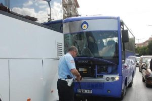 Öğrenci servis minibüsü kaza yaptı