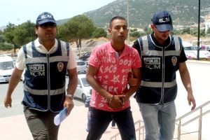 Eylemde esrar satışına tutuklama