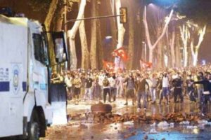 Erdoğan'ın evine 3 bin kişiyle baskın