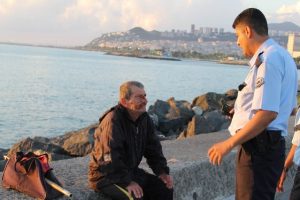 Balık tutarken kayalıklar arasına düştü