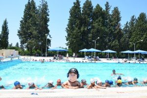 Polisten çocuklara ''can simidi'' yüzme kursu