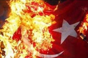 İtalya'da Türk bayrağı yaktılar