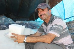 Kavurucu sıcakta kar yiyerek serinliyorlar