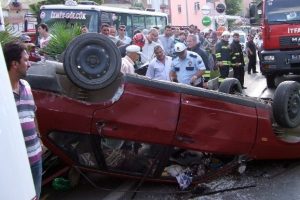 Kamyona çarpan otomobil takla attı