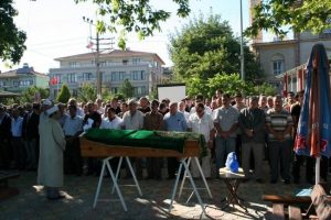 Savcı Turan babasını son yolculuğuna uğurladı