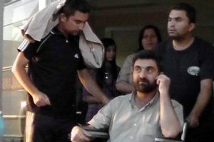 Çarptığı otomobil bacağını ezdi