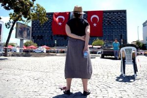 Duran adamlara ''sıcak'' darbesi
