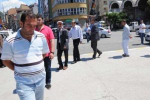 'Duran adam'a karşı yürüyen adam