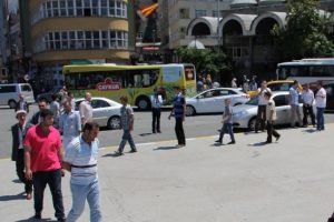 Duran adama karşı yürüdüler