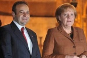 Bağış: Önüne gelen Merkel'e mektup yazıyor