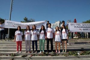 Gezi Parkı'ndaki polise gül dağıttılar