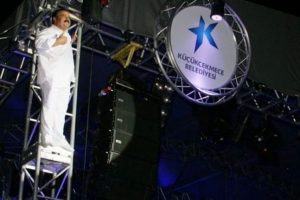 Bülent Serttaş konserde direğe tırmandı!
