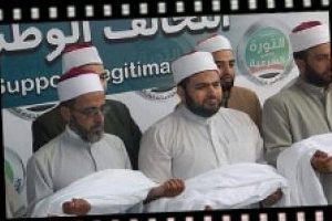 Mısır halkı kefeniyle sokakta