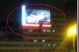 Şehir meydanında porno film!